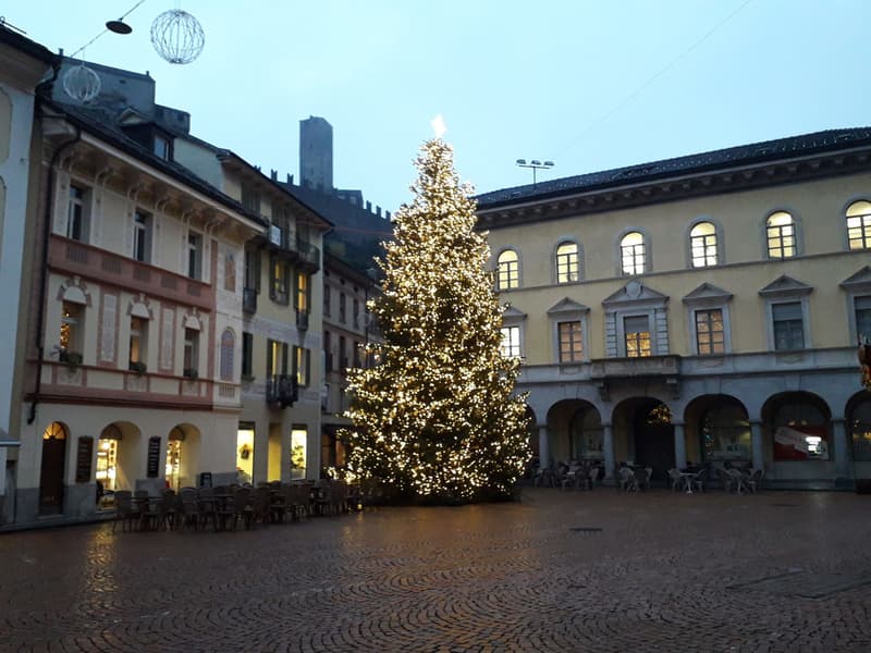 Piazza Collegiata nel periodo natalizio