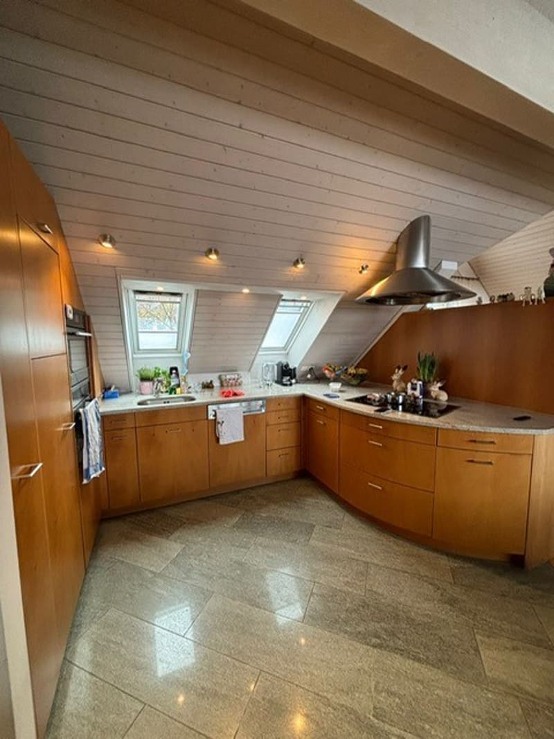 Grosszügige 4-.5 Zimmer-Dachwohnung zur Miete in Stäfa (3)