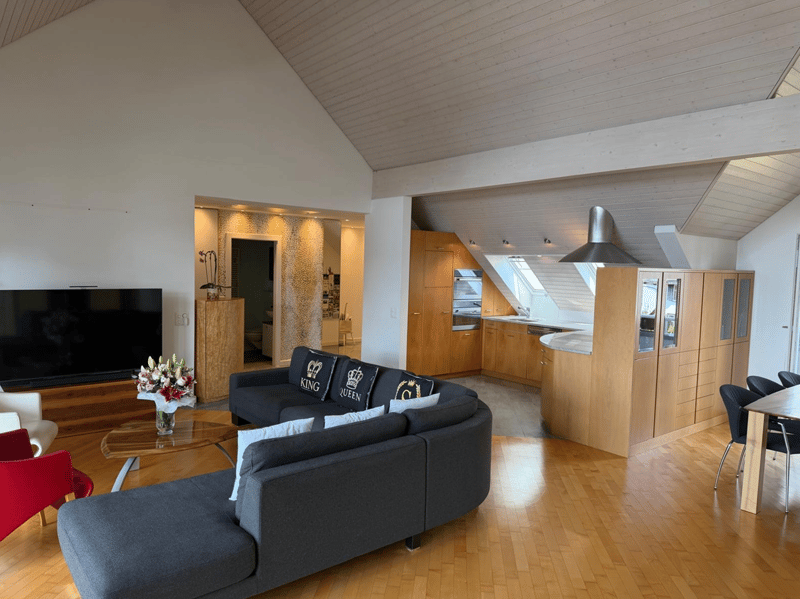 Grosszügige 4-.5 Zimmer-Dachwohnung zur Miete in Stäfa (3)