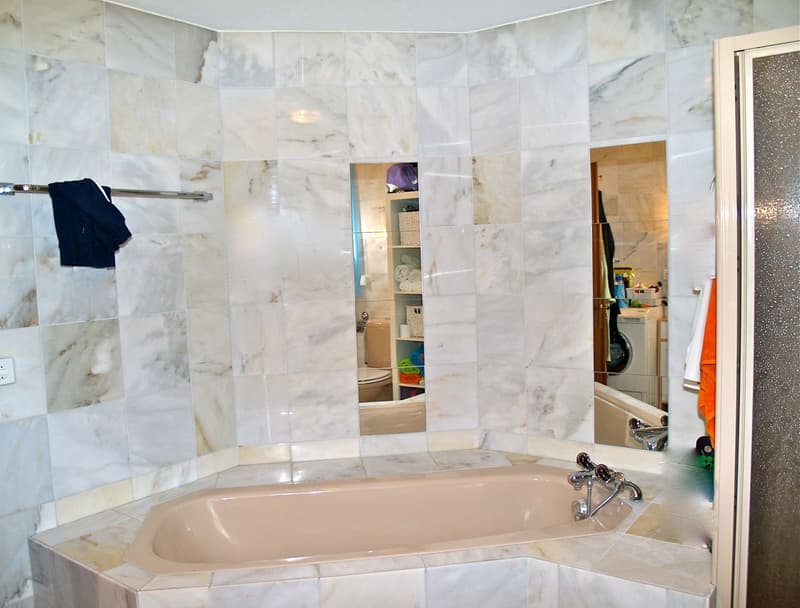 Badezimmer (mit Badewanne und Dusche)