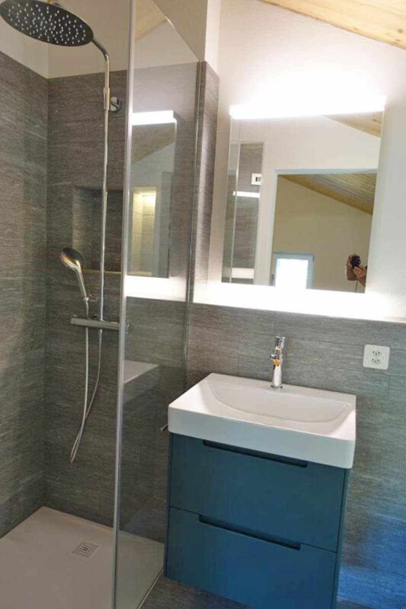 Die erste Nasszelle mit Lavabo, Toilette sowie Regendusche und Brause