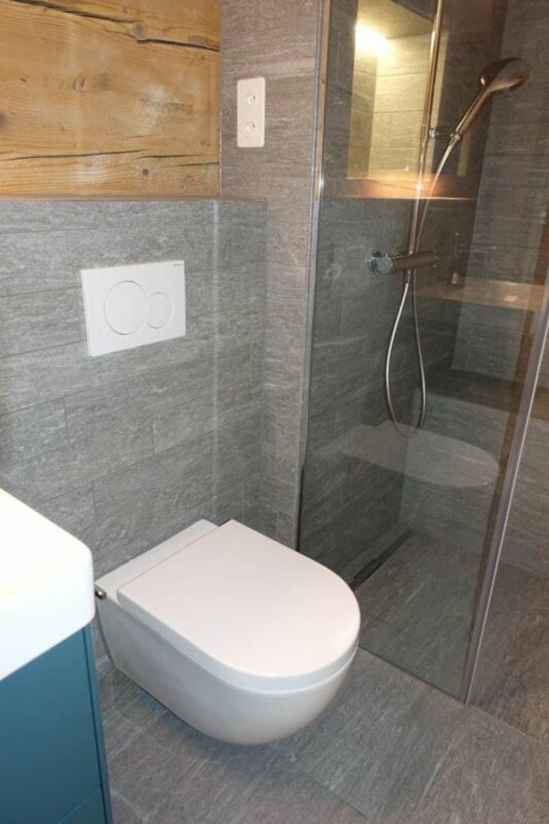 Die zweite Nasszelle mit Lavabo, grosser Regendusche und Brause sowie Toilette