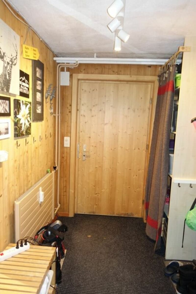 Das Entrée mit Garderobe und Einbauschränken