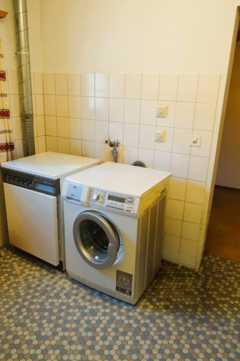 Die Waschküche mit Waschmaschine und Tumbler