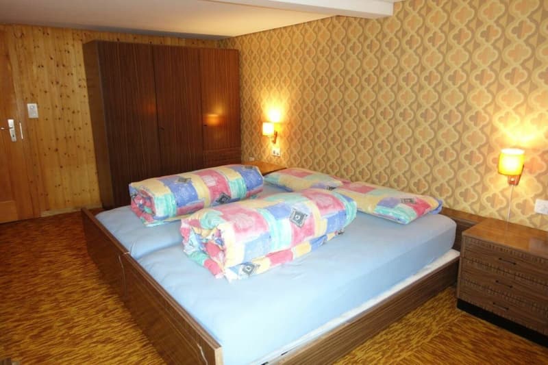 Das Doppelschlafzimmer mit Blick in die fantastische Bergwelt und in die Rheinebene.