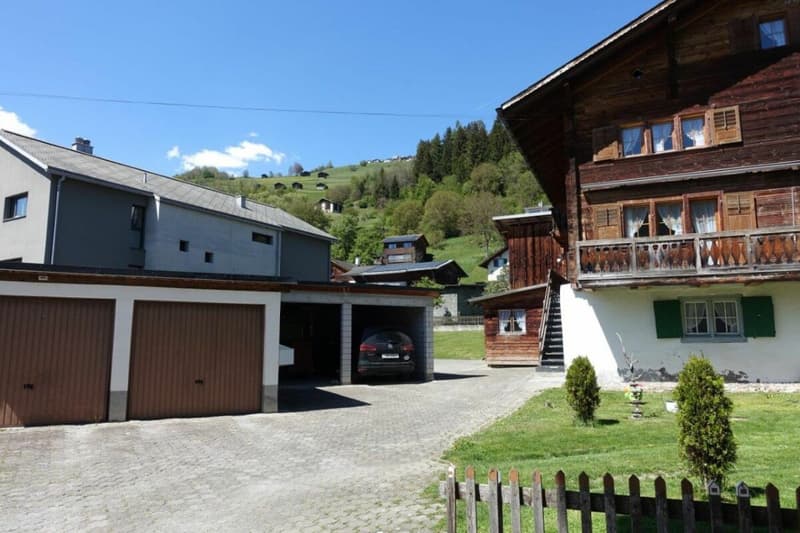 Die Garage und die zwei Carports, sowie weitere Parkplätze.