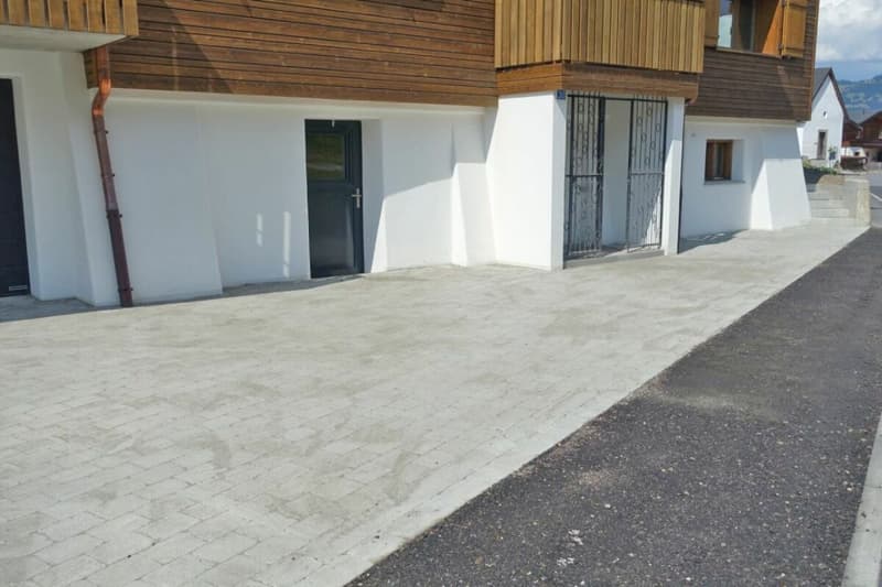 Der Parkplatz vom Hausteil mit der 3½-Zimmer-Wohnung
