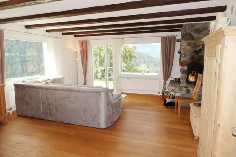 Das Wohnzimmer der 4.5-Zimmer-Wohnung im Erdgeschoss