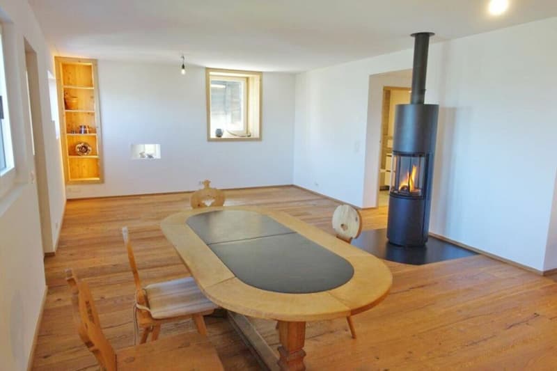 Das helle Wohnzimmer mit Schwedenofen