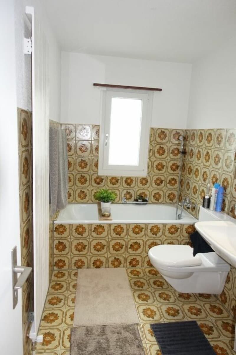Die Nasszelle mit Bad, Toilette und Lavabo sowie Dusche