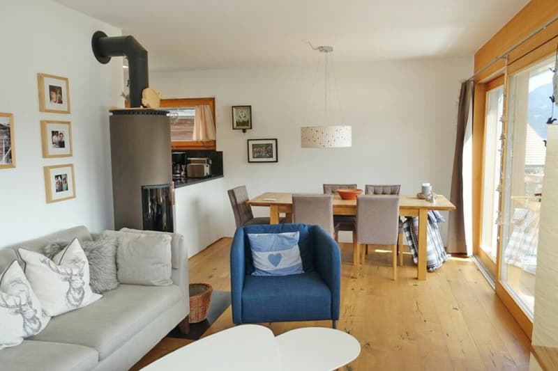 Das helle Wohnzimmer in der 2½-Zimmer-Wohnung im Erdgeschoss