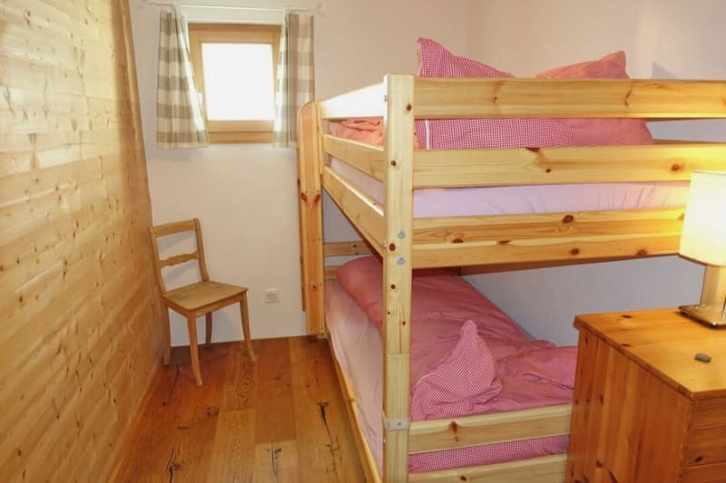 Das Schlafzimmer in der 2½-Zimmer-Wohnung im Untergeschoss