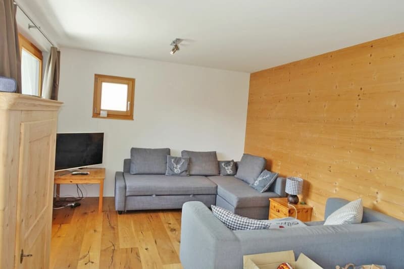 Das Wohnzimmer in der 2½-Zimmer-Wohnung im Untergeschoss