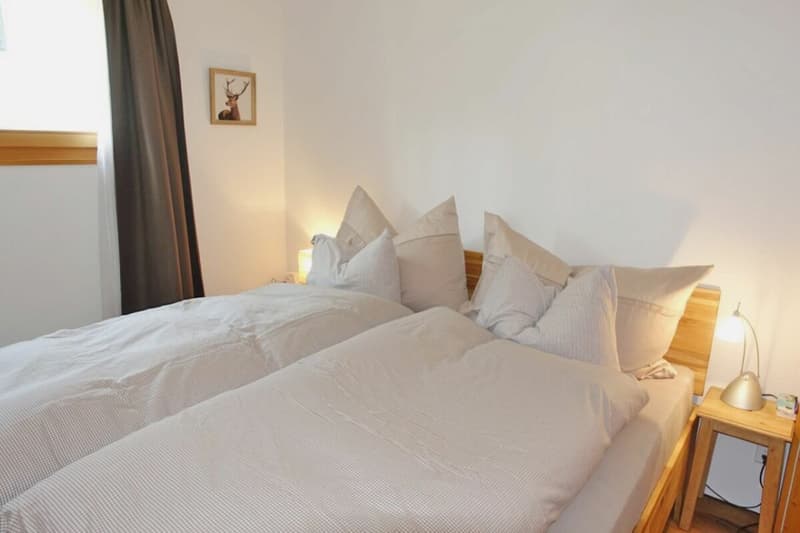 Das Doppelschlafzimmer in der 2½-Zimmer-Wohnung im Erdgeschoss