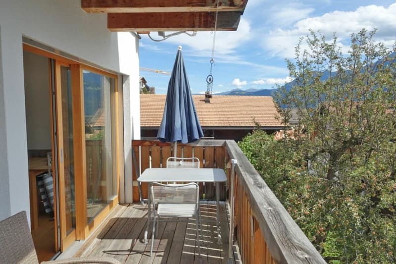 Der grosser Balkon der 2½-Zimmer-Wohnung im Erdgeschoss