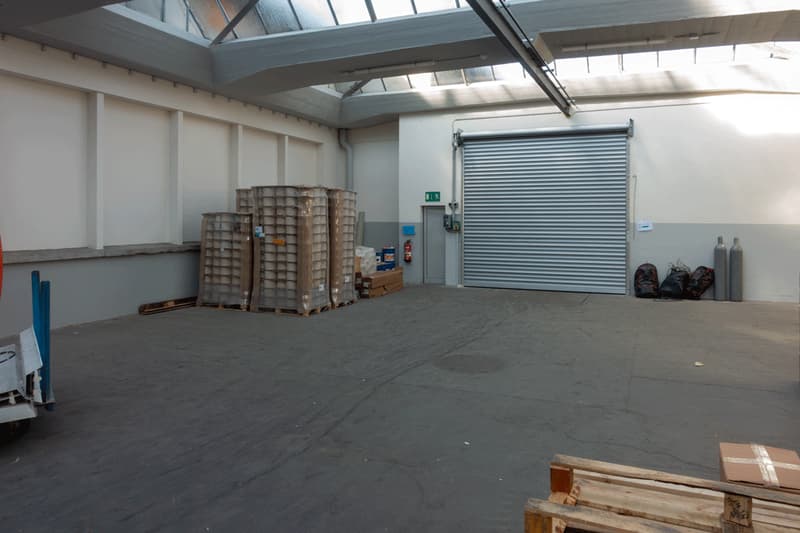 2 x 600 m2 halls de stockage (ou 1'200 m2) à louer avec accès rampe (3)