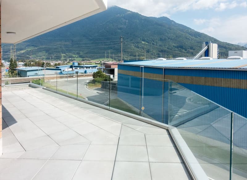 Helle 2.5-Zimmer-Wohnung mit Balkon und Bergblick in Glarus Nord (5)