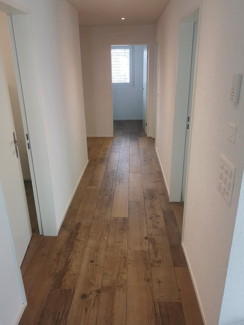 Helle 3.5-Zimmer-Wohnung mit Balkon und Bergblick in Glarus Nord (4)