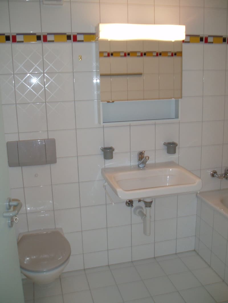 Sehr schöne 2.5-Zimmer-Wohnung - im Zentrum von Glarus (2)