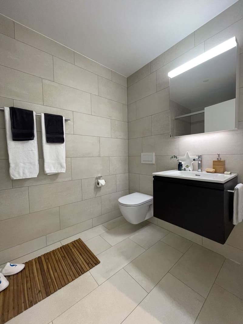 Charmante 2.5-Zimmer-Wohnung mit Bergblick in Näfels (5)