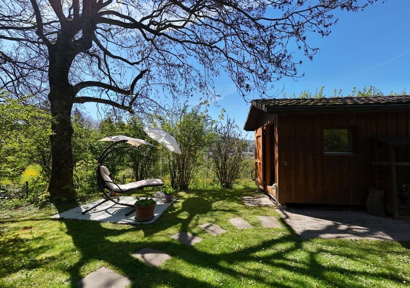 Grandioses 6.5-Zimmer-Doppeleinfamilienhaus mit idyllischem Grundstück (2)