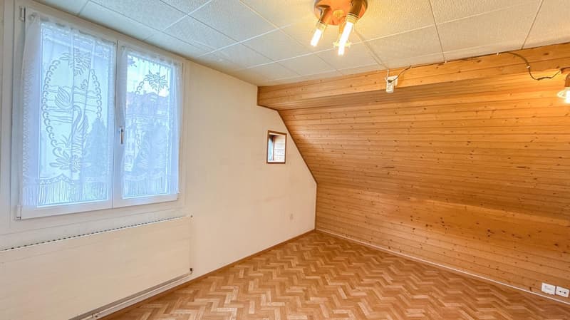 Spannendes Zweifamilienhaus mit 4 Garagenplätzen - Preis bankengeprüft! (13)