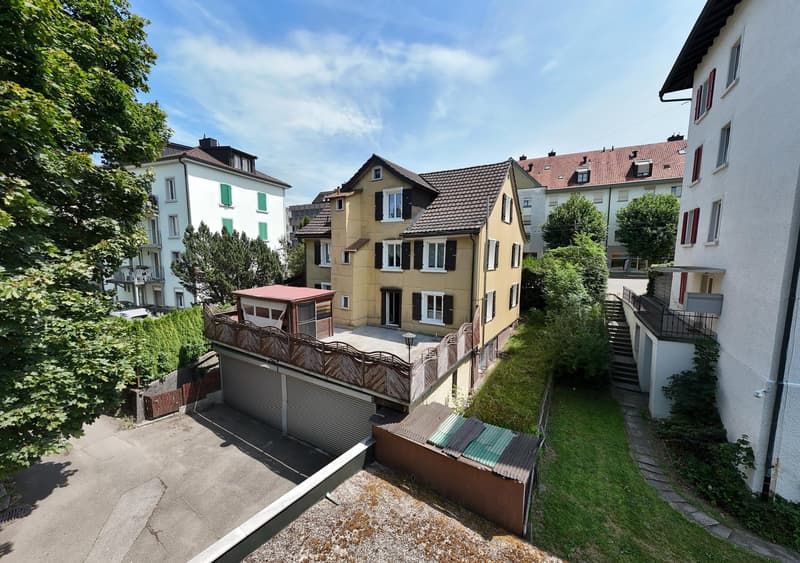 Spannendes Zweifamilienhaus mit 4 Garagenplätzen - Preis bankengeprüft! (1)