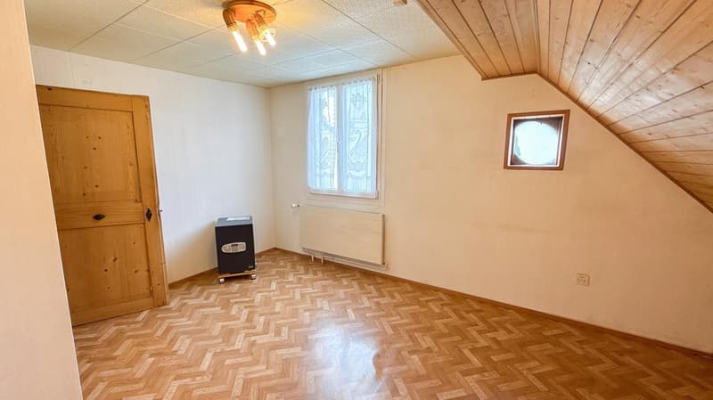 Spannendes Zweifamilienhaus mit 4 Garagenplätzen - Preis bankengeprüft! (14)