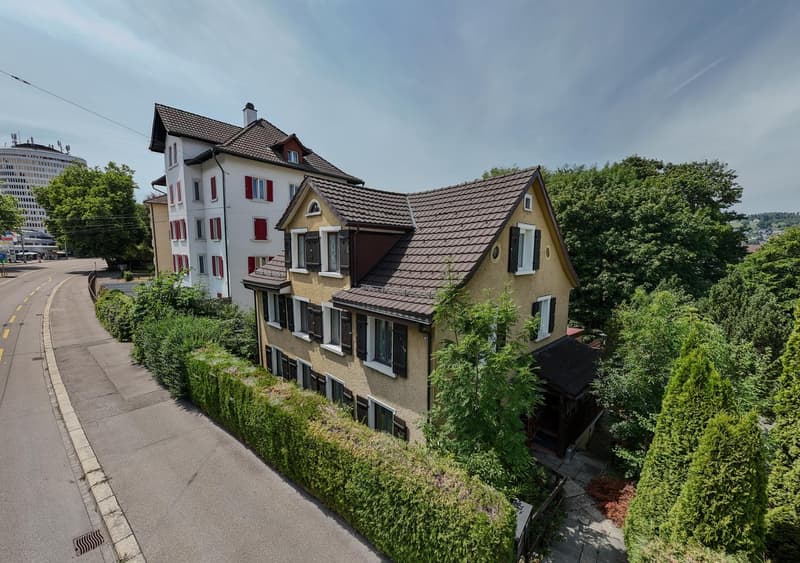 Spannendes Zweifamilienhaus mit 4 Garagenplätzen - Preis bankengeprüft! (2)
