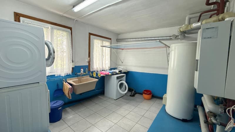 Spannendes Zweifamilienhaus mit 4 Garagenplätzen - Preis bankengeprüft! (16)