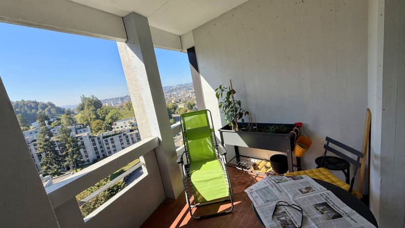 Charmante 2.5-Zimmer-Dachwohnung mit Panoramablick in St. Gallen (2)