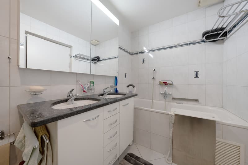 Grande appartamento in proprietà in una posizione tranquilla con posto auto sotterraneo! (12)