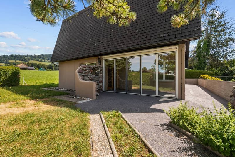 Grosszügiges 9-Zimmer-Einfamilienhaus mit Weitsicht (2)