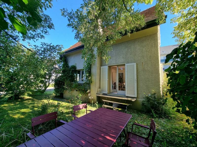 Gartensitzplatz mit Zugang ins Wohnzimmer