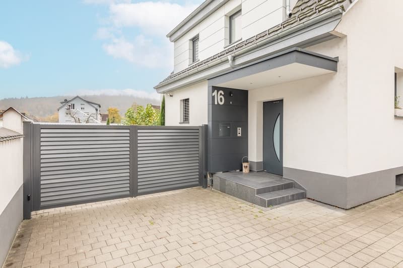 Wohnen mit Stil – Großzügiges Haus auf weitläufigem Grundstück in Tiengen (11)