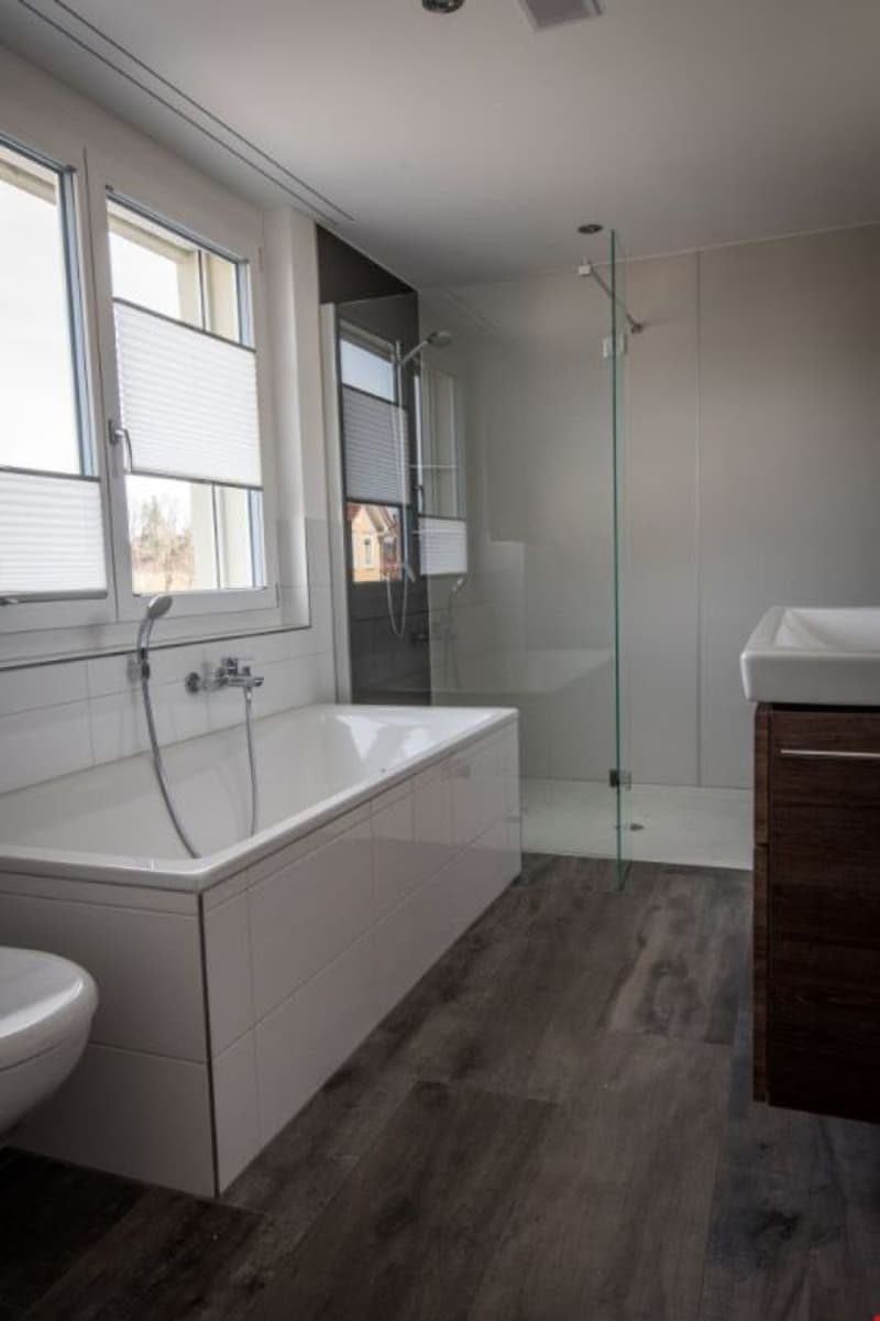 Badezimmer mit Dusche und Badewanne