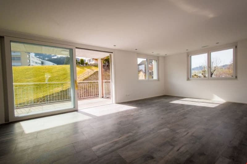 Helles Wohnzimmer mit Durchgang zum Balkon