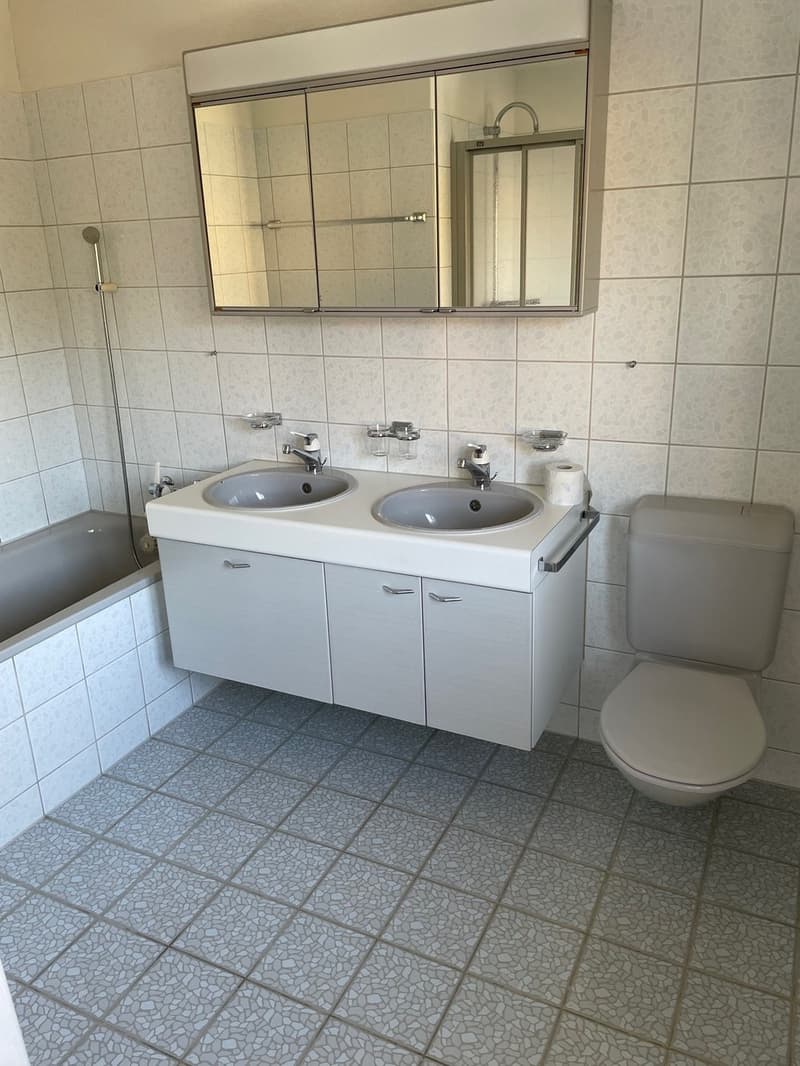 Bad mit Badewanne und Dusche