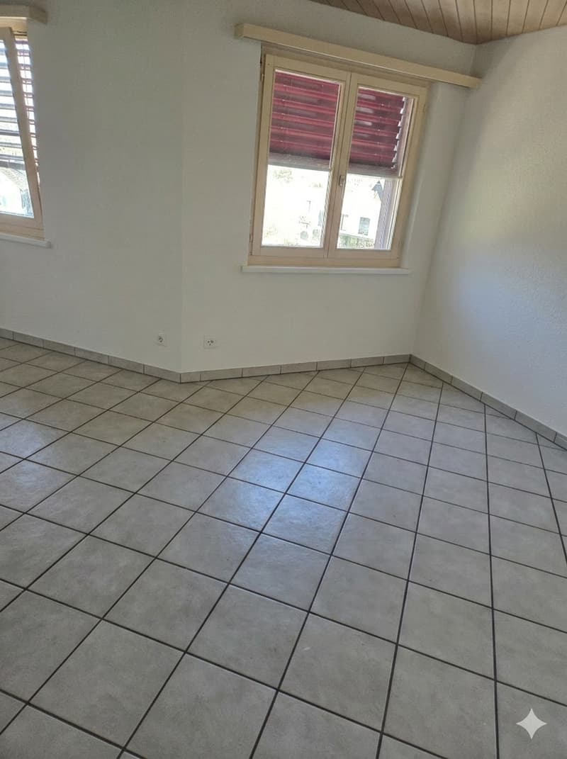 Charmante 2.5-Zimmer-Wohnung mit Aussicht in Näfels (4)