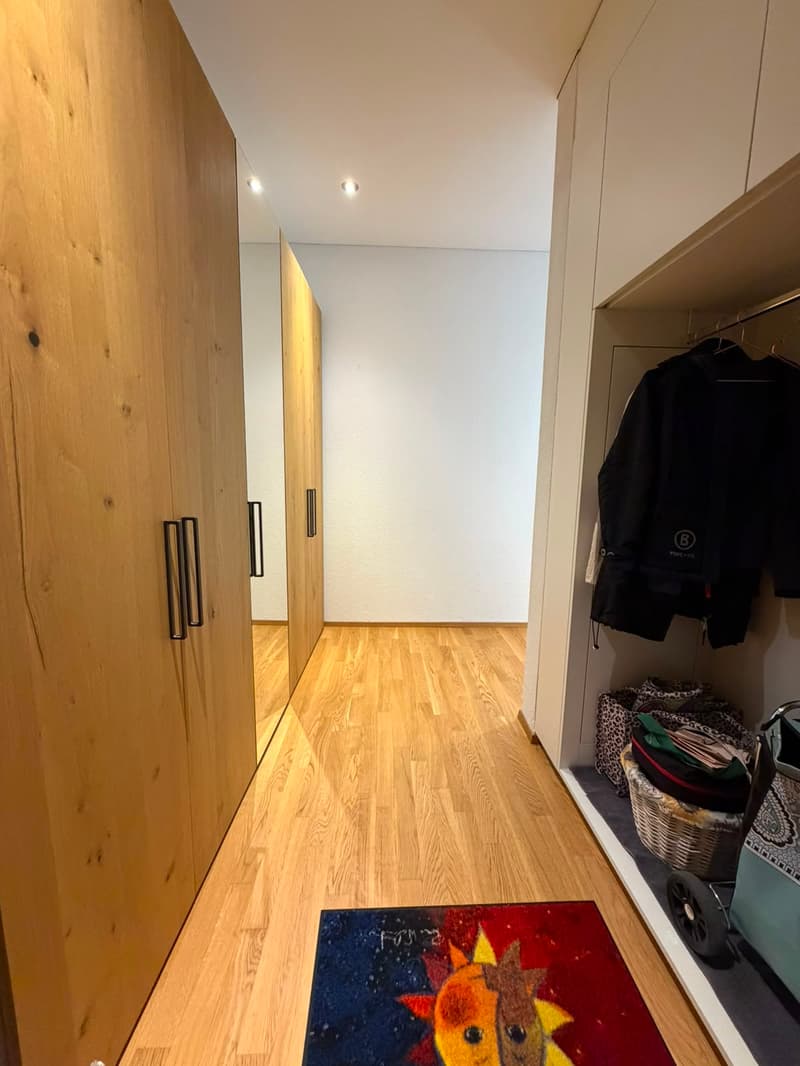 Moderne 2.5-Zimmer-Wohnung mit Bergpanorama in Glarus (7)
