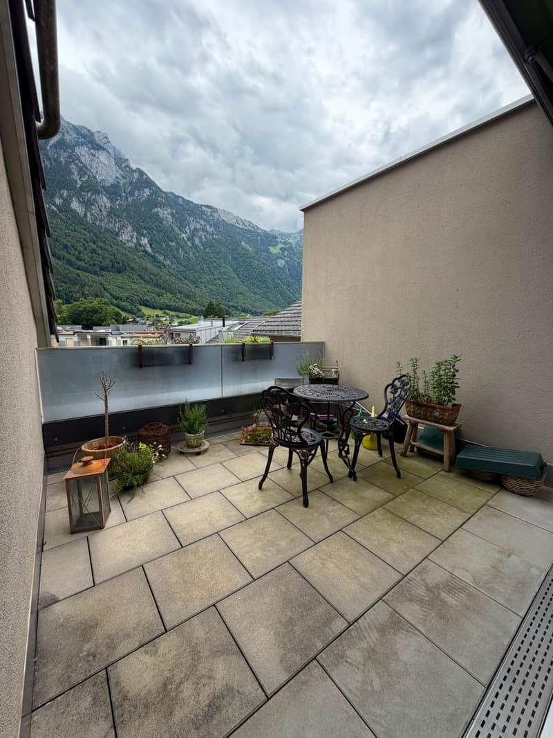Moderne 2.5-Zimmer-Wohnung mit Bergpanorama in Glarus (13)