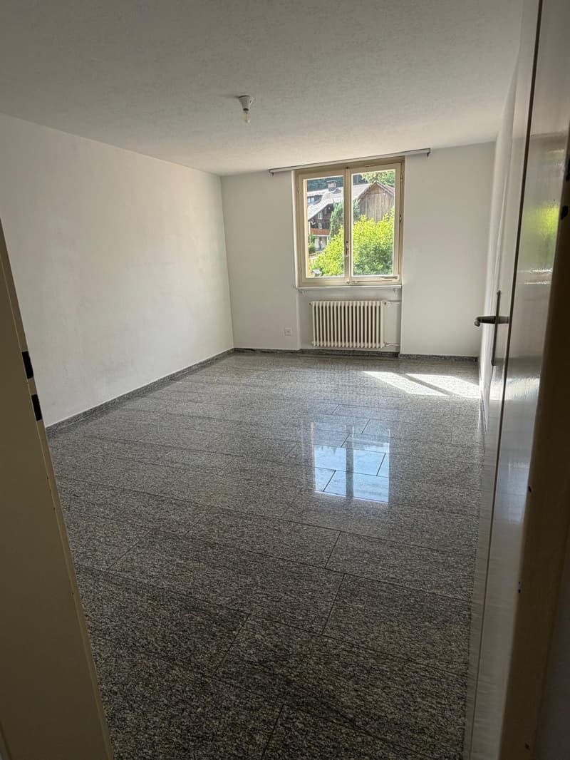 Charmante 3.5-Zimmer-Altbauwohnung mit Balkon und Bergblick in Haslen GL (7)