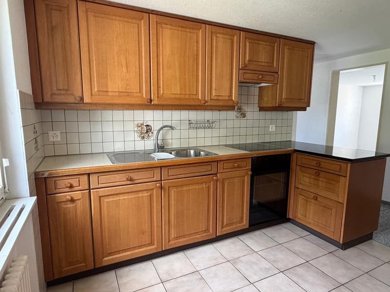 Charmante 3.5-Zimmer-Altbauwohnung mit Balkon und Bergblick in Haslen GL (4)