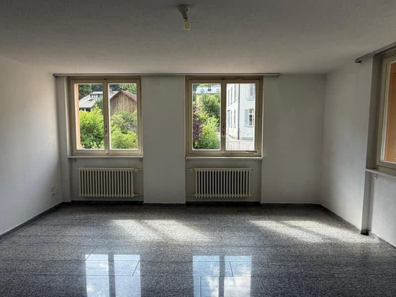 Charmante 3.5-Zimmer-Altbauwohnung mit Balkon und Bergblick in Haslen GL (9)