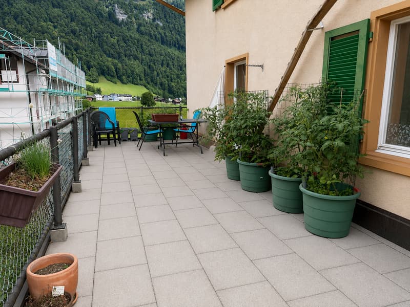 Charmante 3.5-Zimmer-Altbauwohnung mit Balkon und Bergblick in Haslen GL (10)