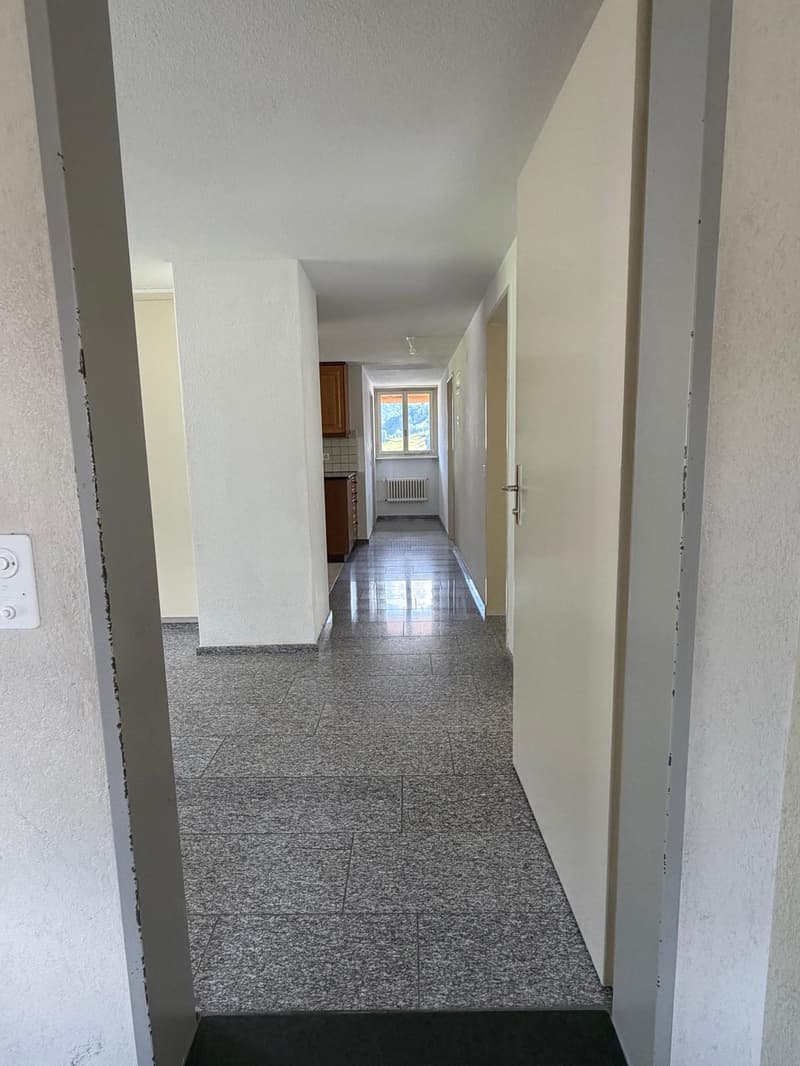 Charmante 3.5-Zimmer-Altbauwohnung mit Balkon und Bergblick in Haslen GL (3)