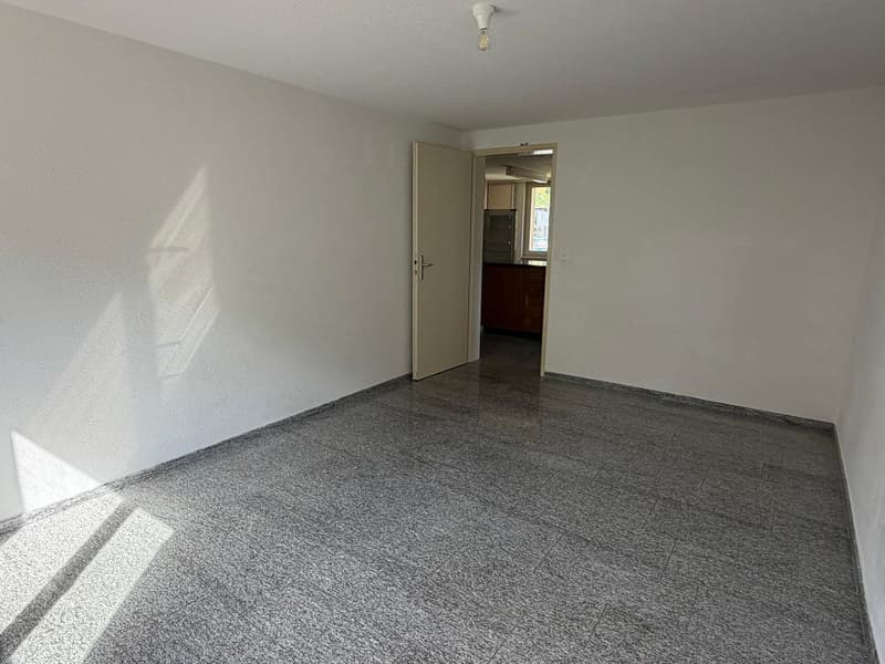 Charmante 3.5-Zimmer-Altbauwohnung mit Balkon und Bergblick in Haslen GL (6)