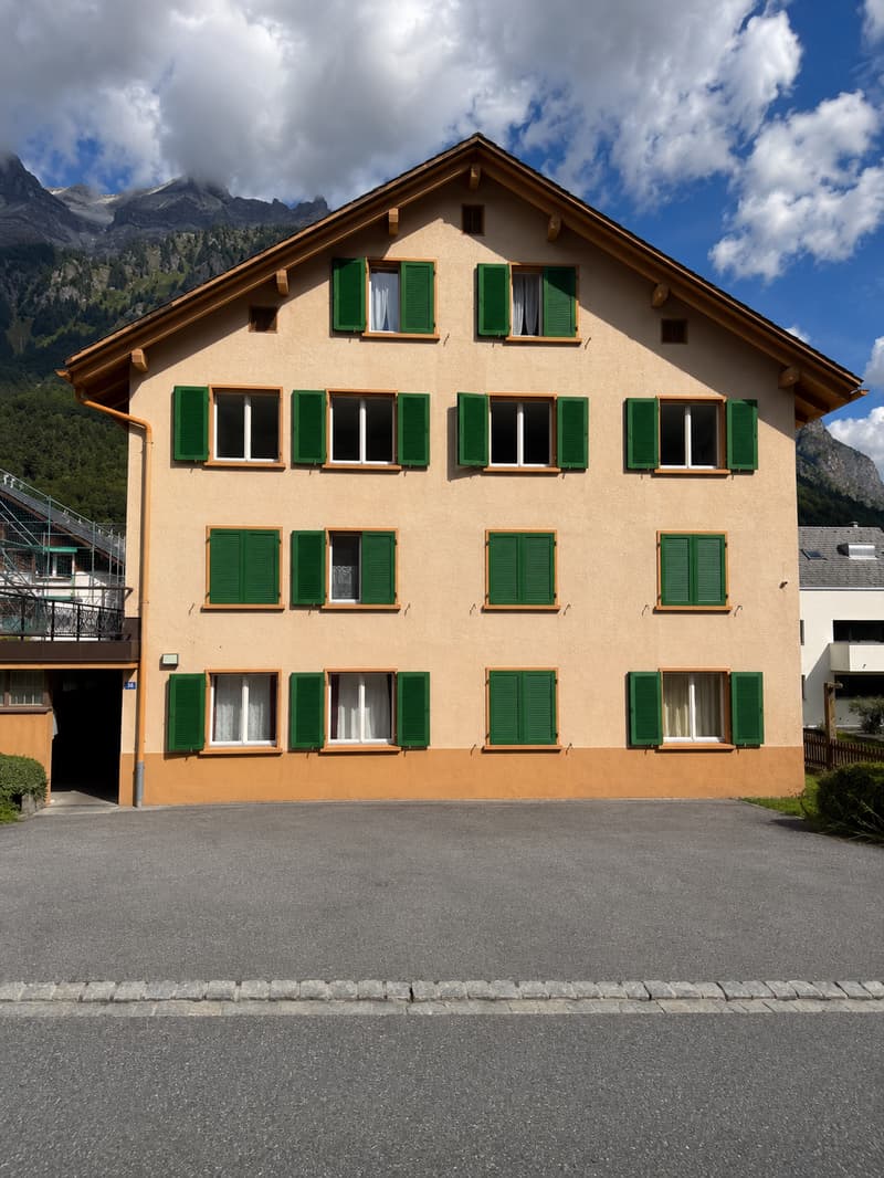 Charmante 3.5-Zimmer-Altbauwohnung mit Balkon und Bergblick in Haslen GL (1)