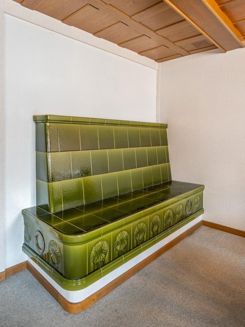 Kachelsitzbank im Wohnhaus