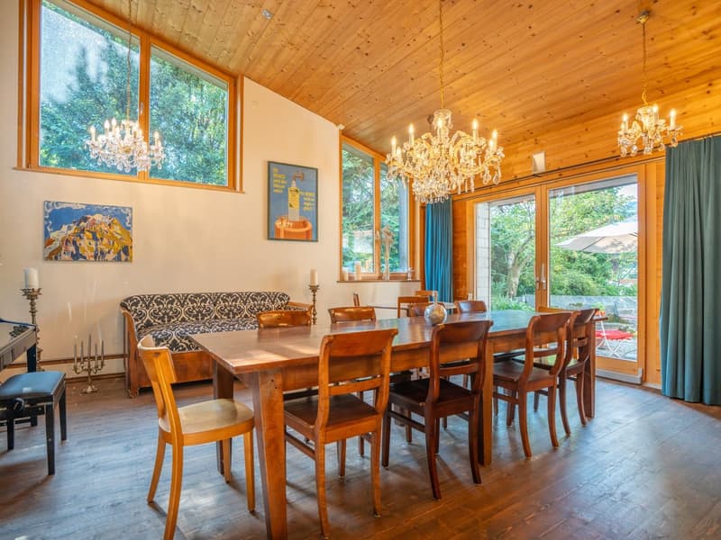 Loftartiger Raum mit direktem Gartenzugang